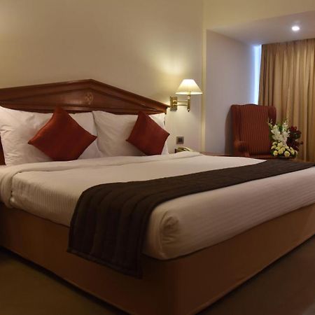 Hotel Sagar Plaza City Centre Pune Eksteriør billede