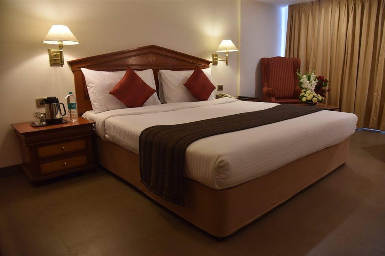 Hotel Sagar Plaza City Centre Pune Eksteriør billede