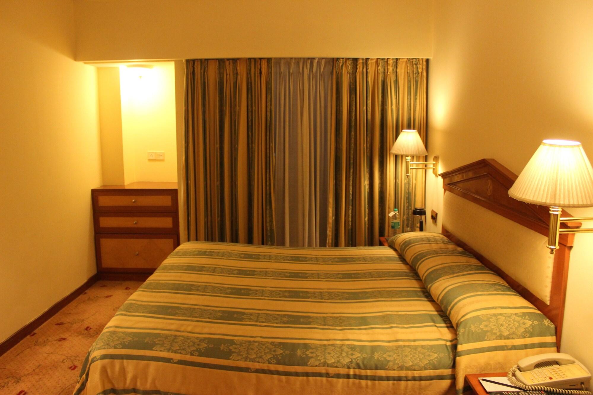 Hotel Sagar Plaza City Centre Pune Eksteriør billede