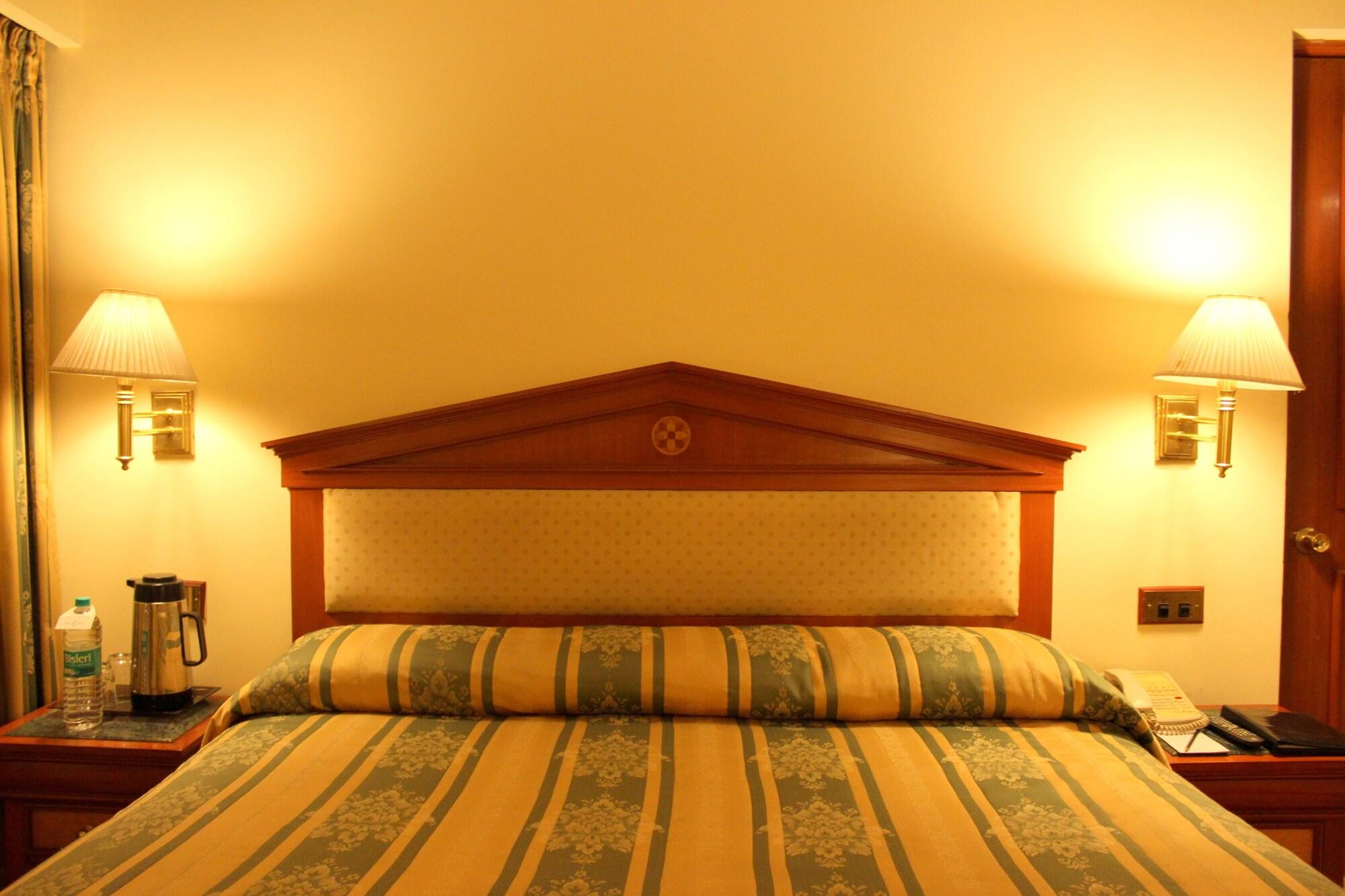 Hotel Sagar Plaza City Centre Pune Eksteriør billede