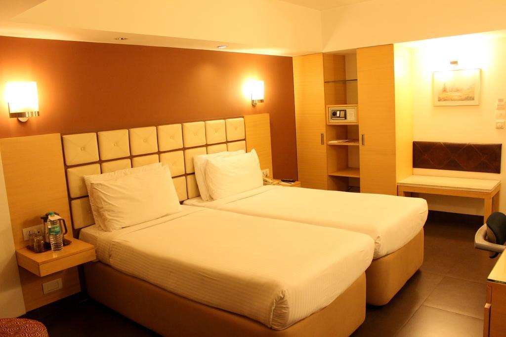 Hotel Sagar Plaza City Centre Pune Eksteriør billede