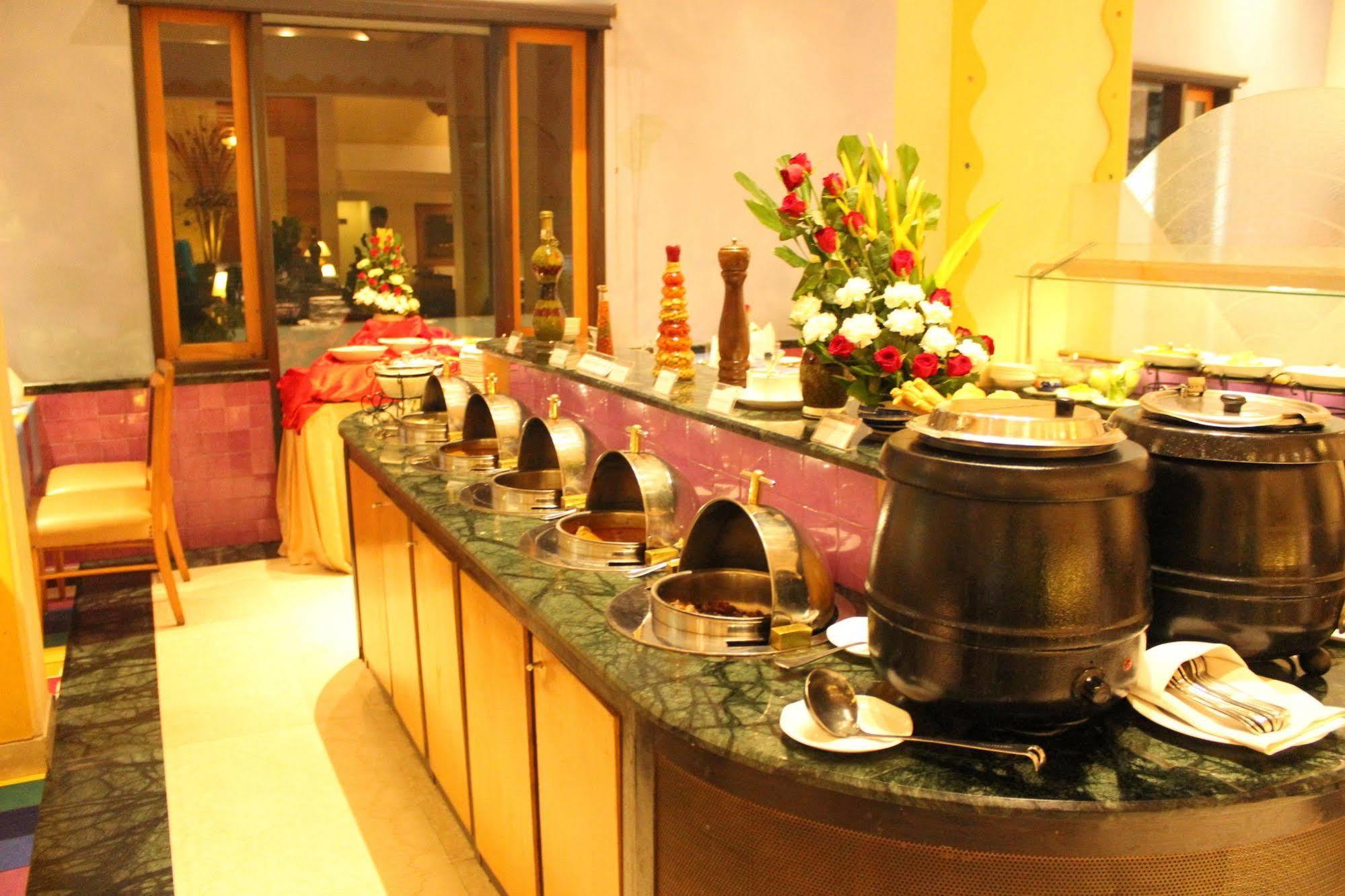 Hotel Sagar Plaza City Centre Pune Eksteriør billede